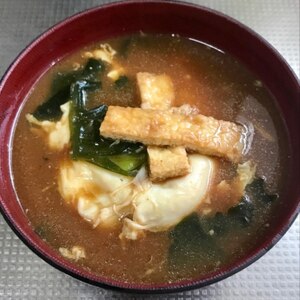 わかめと油揚げ☆落とし卵の味噌汁